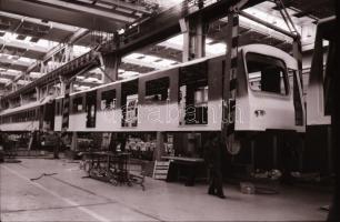 1985 Metrókocsik gyártása a GANZ-MÁVAG-ban, 57 db szabadon felhasználható vintage negatív, 24x36 mm