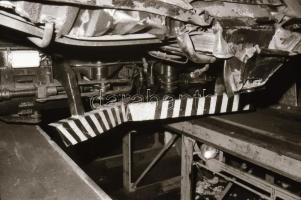 1987 Budapest, fogaskerekű szerelvény és kocsi javítása a műhelyben, 41 db szabadon felhasználható v...