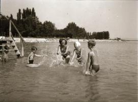 cca 1940 Balatoni privát felvételek (vitorlások, játszóterek, vízpart), 21 db szabadon felhasználhat...
