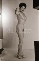 cca 1970 Veronika mindent megmutat, szolidan erotikus felvételek, 26 db vintage negatív, 24x36 mm