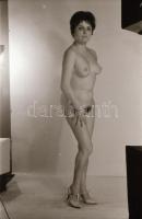 cca 1970 Veronika mindent megmutat, szolidan erotikus felvételek, 26 db vintage negatív, 24x36 mm