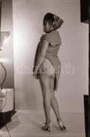 cca 1970 Veronika mindent megmutat, szolidan erotikus felvételek, 26 db vintage negatív, 24x36 mm