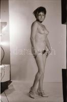 cca 1970 Veronika mindent megmutat, szolidan erotikus felvételek, 26 db vintage negatív, 24x36 mm