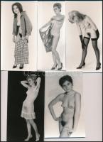 cca 1971 Egy kis kényeztetés, szolidan erotikus felvételek, 5 db vintage fénykép + 3 db vintage negatív, 15,5x8 cm és 6x6 cm között