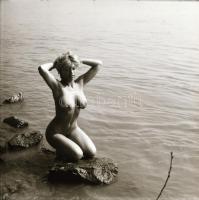 cca 1971 Egy kis kényeztetés, szolidan erotikus felvételek, 5 db vintage fénykép + 3 db vintage nega...