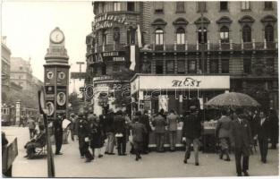 Budapest VIII. Erzsébet körút és Rákóczi út sarka, Az Est újság irodája, hirdetőoszlop órával a tetején, gyógyszertár, könyves stand, villamosok. photo