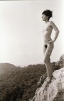 cca 1975 Vizuális üzenetek, szolidan erotikus felvételek, 5 db vintage fénykép, + 3 db vintage negat...