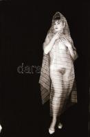 cca 1974 Mesés modellek, mesés történetek, szolidan erotikus felvételek, 13 db vintage negatív, 36x2...