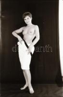 cca 1972 Inci-fincsi honleányok, szolidan erotikus felvételek, 13 db vintage negatív, 36x24 mm