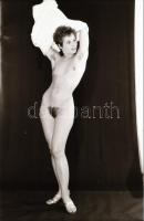 cca 1972 Inci-fincsi honleányok, szolidan erotikus felvételek, 13 db vintage negatív, 36x24 mm