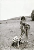 cca 1973 Élvezzük az életet, szolidan erotikus felvételek, 4 db fotó + 4 db vintage negatív (a papír...