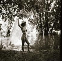 cca 1977 Lányok, asszonyok attrakciója, szolidan erotikus felvételek, 4 db vintage fotó + 3 db vinta...