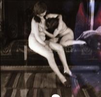 cca 1972 Erotikus és pornográf fotónegatívok, 12 felvétel 1 tekercsen, 5,5x5,5 cm