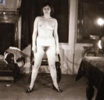 cca 1972 Erotikus és pornográf fotónegatívok, 12 felvétel 1 tekercsen, 5,5x5,5 cm