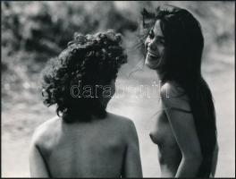 cca 1978 Menesdorfer Lajos (1941-2005) budapesti fotóművész hagyatékából, 2 db vintage fénykép - az egyik pecséttel jelzett, + 3 db vintage negatív (a papírképek és a negatívok nem azonos időben és helyen készültek), 18x24 cm és 6x6 cm