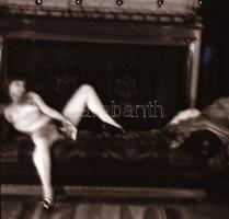 cca 1972 Erotikus és pornográf fotónegatívok, 12 felvétel 1 tekercsen, 5,5x5,5 cm