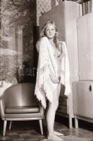 cca 1975 Lakótelepi leányszobában, szolidan erotikus felvételek, 16 db vintage negatív, 36x24 mm