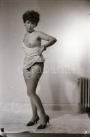 cca 1968 A kockás szoknya feltárt titkai, szolidan erotikus műtermi felvételek, 27 db vintage negatív, 36x24 mm