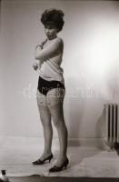 cca 1968 A kockás szoknya feltárt titkai, szolidan erotikus műtermi felvételek, 27 db vintage negatí...