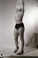 cca 1968 A kockás szoknya feltárt titkai, szolidan erotikus műtermi felvételek, 27 db vintage negatí...