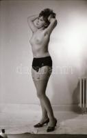 cca 1968 A kockás szoknya feltárt titkai, szolidan erotikus műtermi felvételek, 27 db vintage negatí...