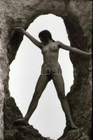 cca 1974 Átjáró a boldogságba, szolidan erotikus, szabadtéri felvételek, 17 db vintage negatív, 36x24 mm