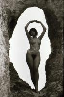 cca 1974 Átjáró a boldogságba, szolidan erotikus, szabadtéri felvételek, 17 db vintage negatív, 36x2...