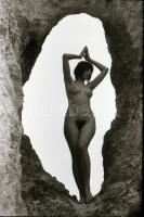 cca 1974 Átjáró a boldogságba, szolidan erotikus, szabadtéri felvételek, 17 db vintage negatív, 36x2...