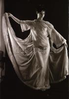 cca 1971 Bűbájos teremtések, szolidan erotikus felvételek, 13 db vintage negatív, 36x24 mm