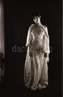 cca 1971 Bűbájos teremtések, szolidan erotikus felvételek, 13 db vintage negatív, 36x24 mm