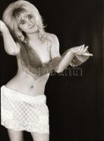 cca 1971 Bűbájos teremtések, szolidan erotikus felvételek, 13 db vintage negatív, 36x24 mm