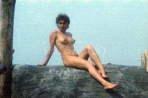 cca 1986 Sziluettől a nagyterpeszig, szolidan erotikus szabadtéri felvételek, 37 db vintage negatív,...