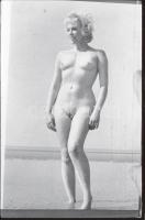 cca 1980 Férfi erő, 2 db jelzés nélküli vintage fotó, 15x23 és 24x18 cm + cca 1975 Vetíthető diaképe...