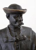 Beszédes János László (1874-1922): Pipáját töltő csikós. Bronz, jelzett, alabástrom talapzattal, m: ...