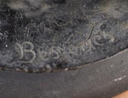 Beszédes János László (1874-1922): Pipáját töltő csikós. Bronz, jelzett, alabástrom talapzattal, m: ...