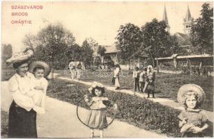Szászváros, Broos, Orastie; liget. Montázslap karikázó kislánnyal. H. Graef / park, montage with playing girl