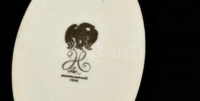 Hollóházi Szász Endre  tervezte porcelán medál 
(2db), matricás, jelzett, hibátlan,  6x4 cm