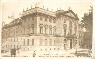 19 db régi főleg osztrák és német városképes lap, közte 2 magyar. vegyes minőség / 19 pre-1945 mainl...