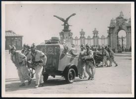 1938 Budapest, Légelhárító csapatok készültségben a várban az első bécsi döntés idején, Fulgur Photo Paris, hátoldalűán pecséttel jelezve, feliratozva, 13x18 cm / 1938, Budapest, antiaircraft troops at the castle, 13x18 cm