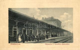 1911 Érsekújvár, Nové Zamky; vasútállomás muzsikus cigányokkal. W.L. Bp. 4495. / Bahnhof with Zigeunermusiker / railway station with gypsy musicians