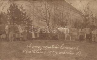 1917 Magyarpatak, Fagetu; a templom harangok elszállítása ökörszekérrel / transporting the church bells by oxen carts. photo (Rb)