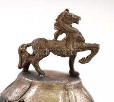 Nagyméretű jáde kő lovas fém foglalatban, m: 5,5 cm