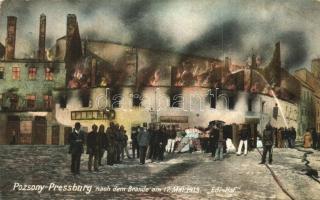 1913 Pozsony, Pressburg, Bratislava; a május 17-i nagy tűzvész tűzoltókkal, égő Edl-ház és Wágner Samu üzlete / nach dem Brande, Edl-Hof / burning shops and building during the great fire with firefighters (EK)