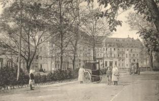 1917 Pöstyén, Pistany, Piestany; utcakép a Thermia Palota szállóval, infanteristák / Thermia Palace Hotel, street view with infanterist, spa carriage