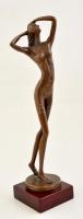 K.m.B jelzéssel: Nő akt figura. Bronz, fa talapzaton, m:29 cm