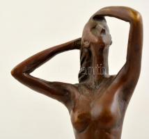 K.m.B jelzéssel: Nő akt figura. Bronz, fa talapzaton, m:29 cm