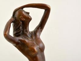 K.m.B jelzéssel: Nő akt figura. Bronz, fa talapzaton, m:29 cm