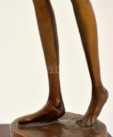 K.m.B jelzéssel: Nő akt figura. Bronz, fa talapzaton, m:29 cm