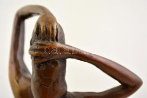 K.m.B jelzéssel: Nő akt figura. Bronz, fa talapzaton, m:29 cm