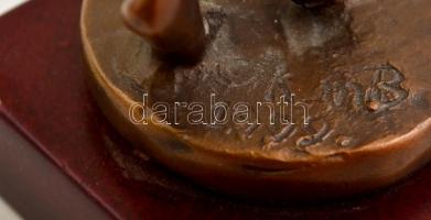 K.m.B jelzéssel: Nő akt figura. Bronz, fa talapzaton, m:29 cm